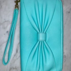 Bow-styled wristlet